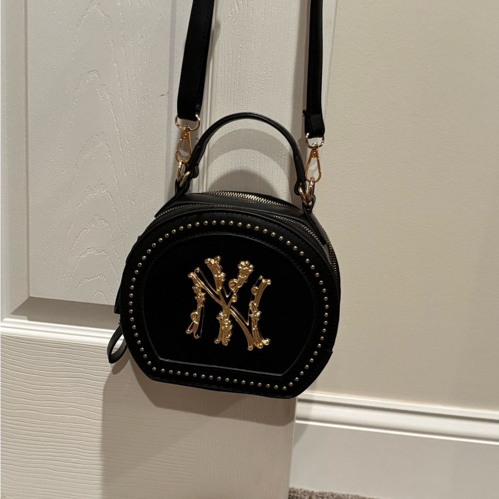 Black and Gold Crossbody Bag - Picture 5 of 9